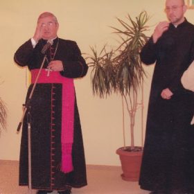 Ksiądz Biskup, podczas modlitwy w ośrodku.